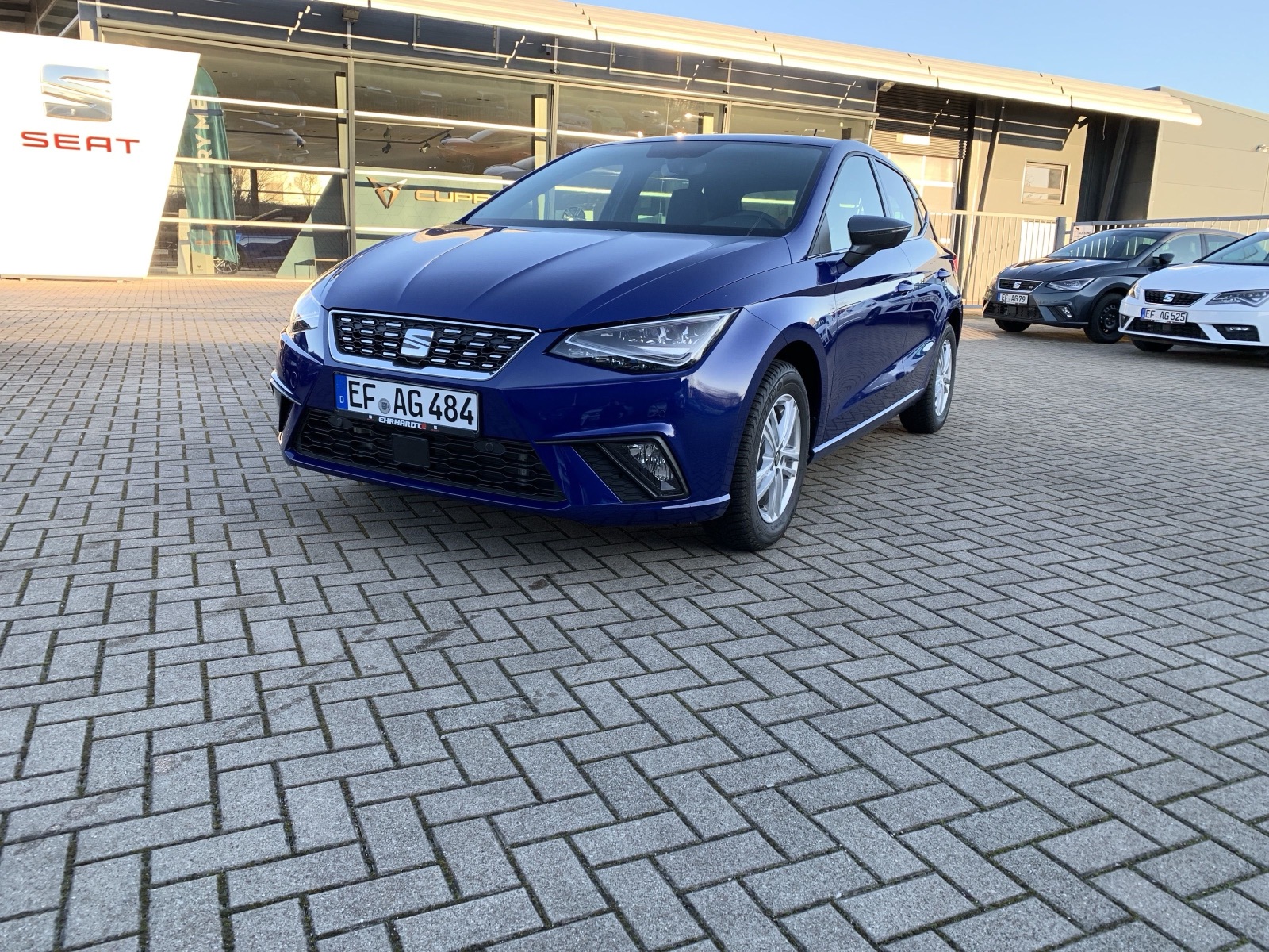 Stvarna fotografija vozila pre obrade — ispred auto salona
